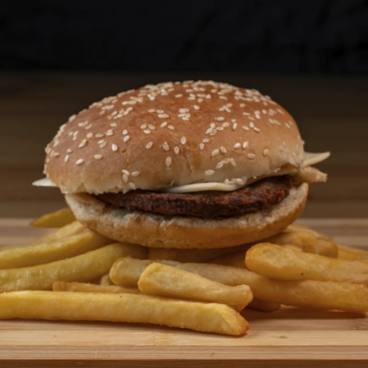 Hamburguesa con queso + papas + néctar y golosina